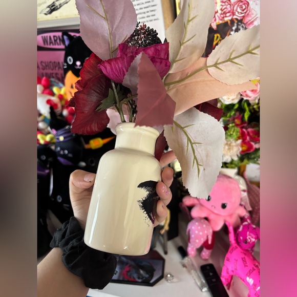 🪐 Floral Arrangement in Cream Vase - Picture 4 of 10